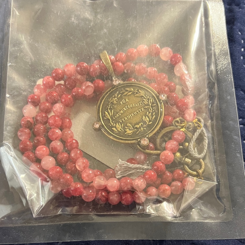 Chic Wild Berry Beaded Necklace with Gold Medallion